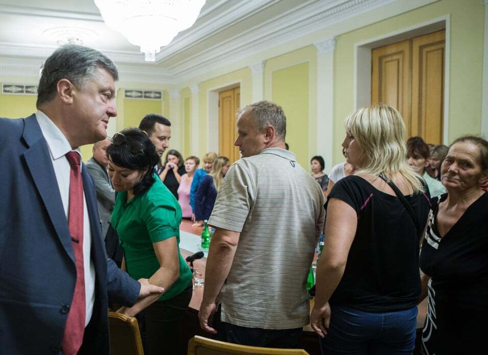Порошенко встретился с матерями и женами украинцев, которые находятся в плену "Л/ДНР". Опубликованы фото