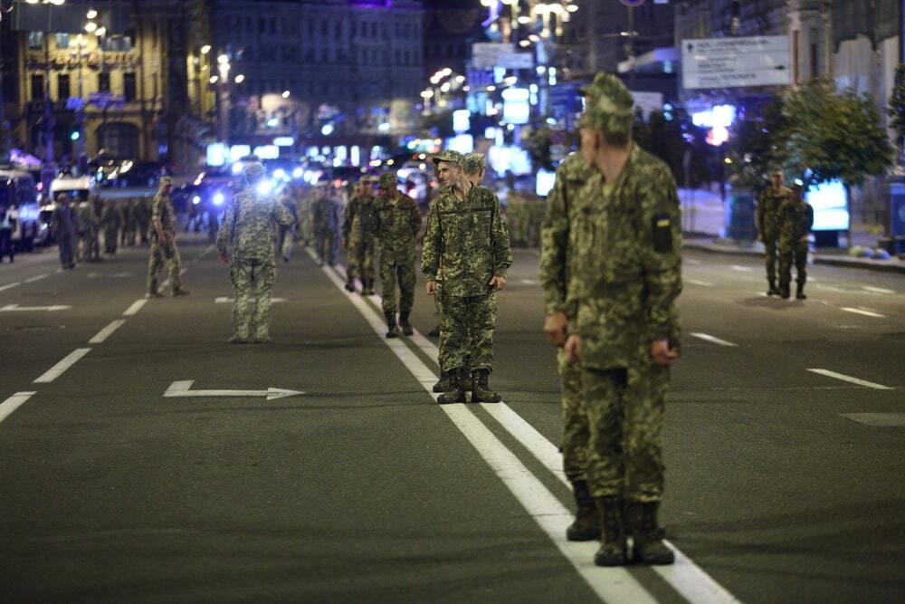 У мережі показали фото нічної репетиції військового параду на Хрещатику