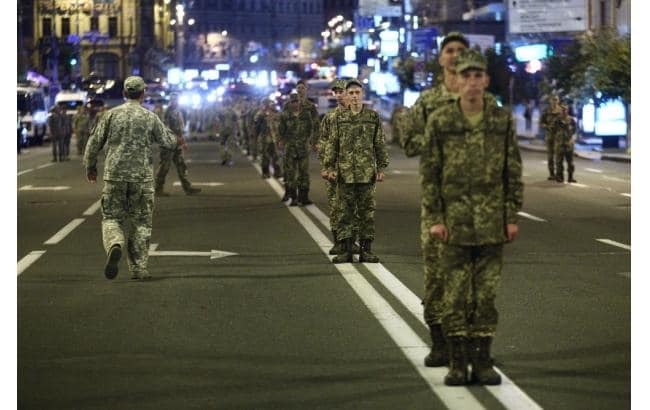 В сети показали фото ночной репетиции военного парада на Крещатике