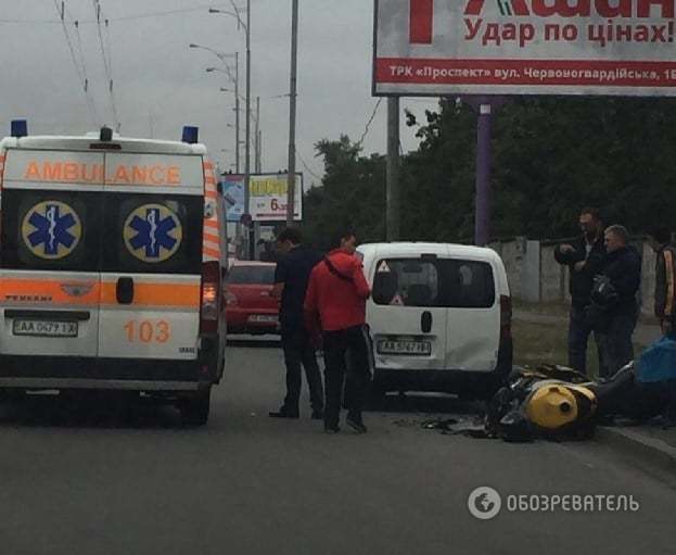 В Киеве мотоциклист протаранил легковушку: опубликованы фото