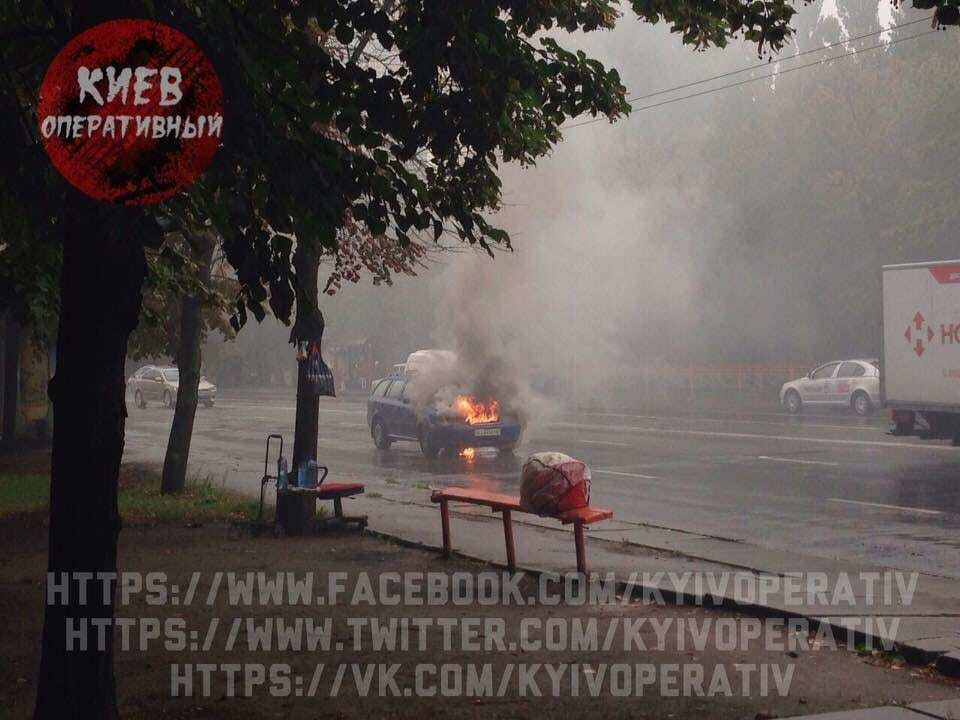 В Киеве на ходу загорелся автомобиль: опубликованы фото