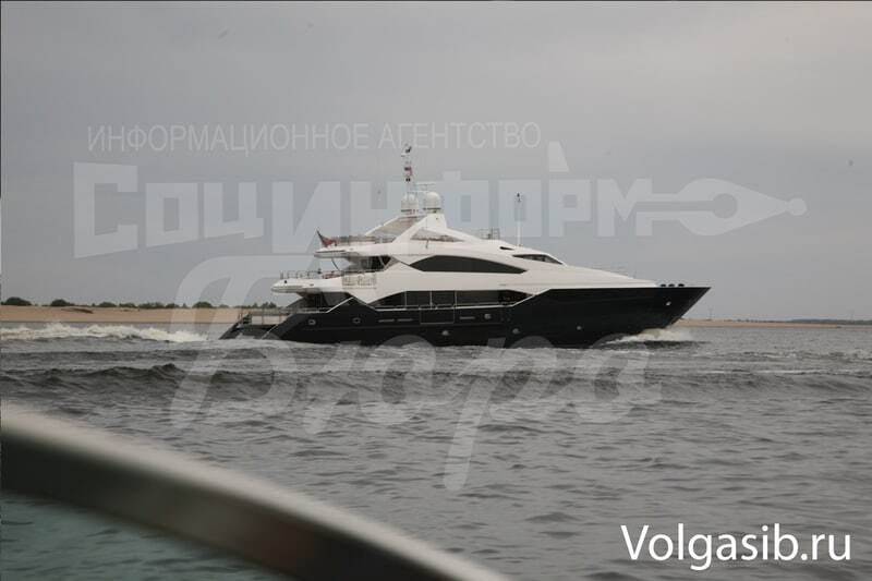 Янукович "засветился" в России на шикарной яхте - охрана напала на журналиста