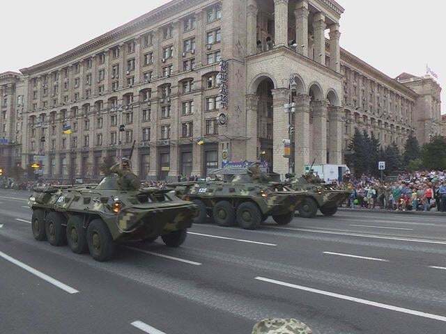 По Крещатику прошли танки и БТРы: в сети показали фото и видео репетиции парада 