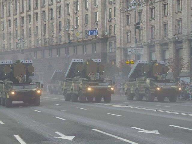 По Крещатику прошли танки и БТРы: в сети показали фото и видео репетиции парада 