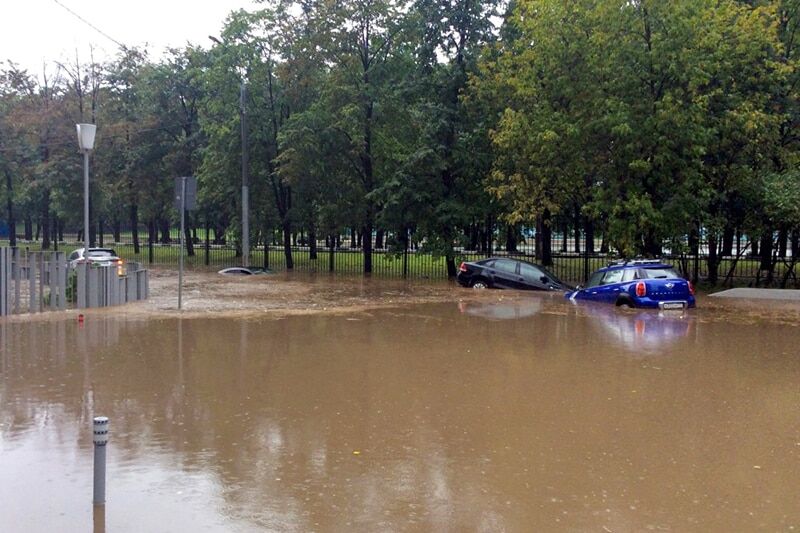 "Обычная тема": Москву снова затопило по крыши авто. Фото и видеофакт