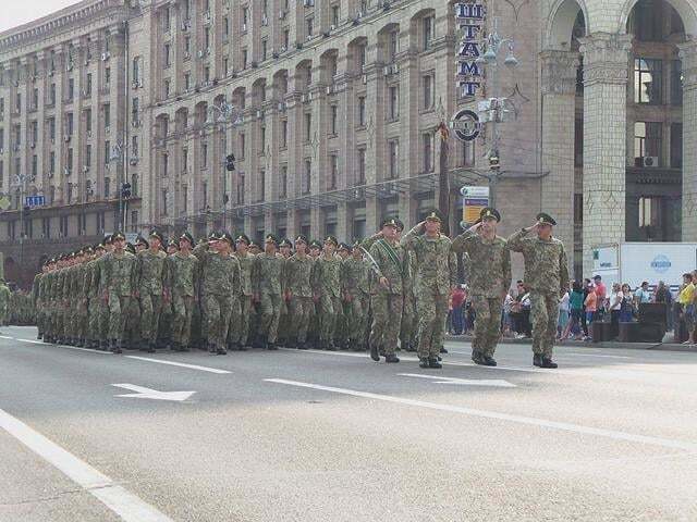 По Крещатику прошли танки и БТРы: в сети показали фото и видео репетиции парада 