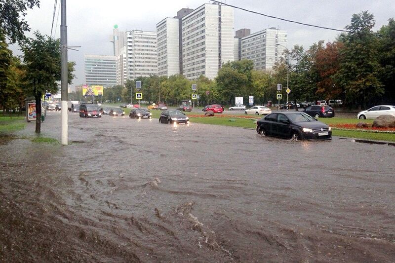 "Обычная тема": Москву снова затопило по крыши авто. Фото и видеофакт