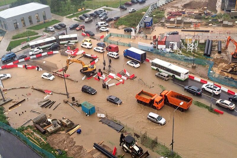 "Обычная тема": Москву снова затопило по крыши авто. Фото и видеофакт