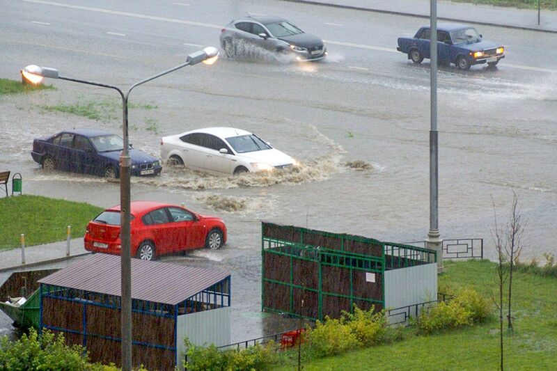 "Обычная тема": Москву снова затопило по крыши авто. Фото и видеофакт