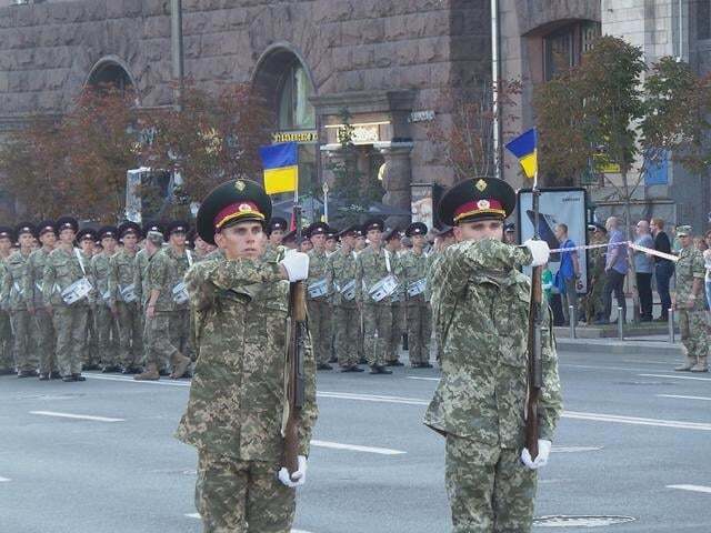 По Крещатику прошли танки и БТРы: в сети показали фото и видео репетиции парада 