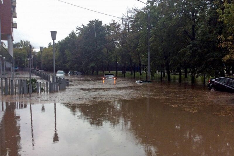 "Обычная тема": Москву снова затопило по крыши авто. Фото и видеофакт