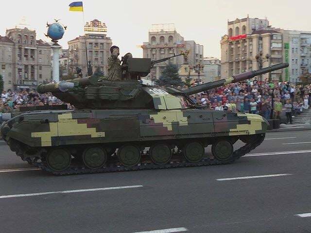 По Крещатику прошли танки и БТРы: в сети показали фото и видео репетиции парада 