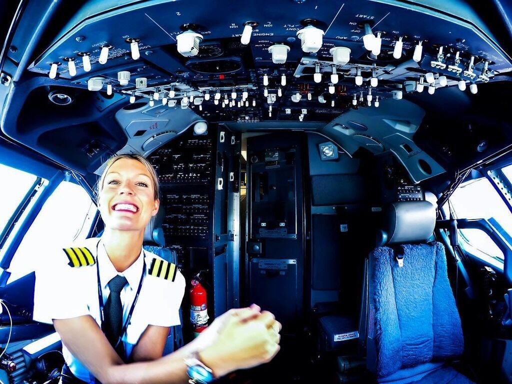 Блондинка за штурвалом: женщина-пилот стала новой звездой сети
