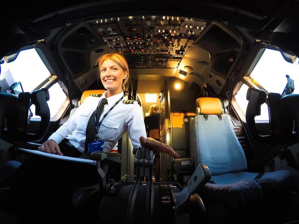 Блондинка за штурвалом: жінка-пілот стала новою зіркою мережі
