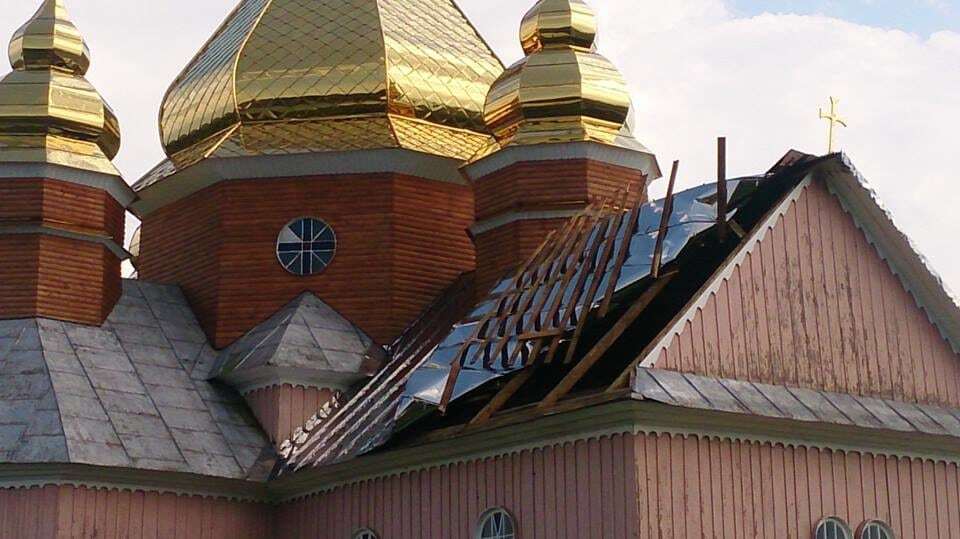 Срывало крыши: на Прикарпатье прошел сильный ураган