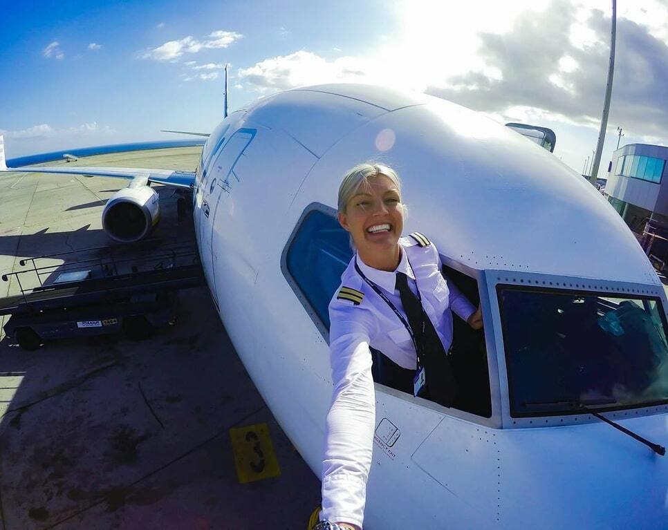 Блондинка за штурвалом: жінка-пілот стала новою зіркою мережі