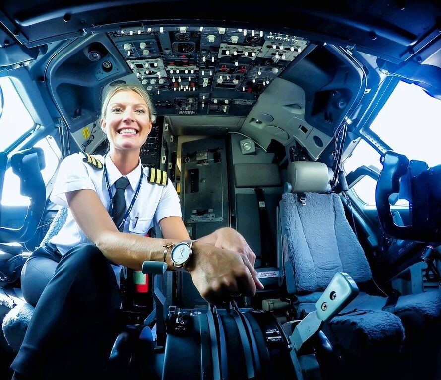 Блондинка за штурвалом: женщина-пилот стала новой звездой сети