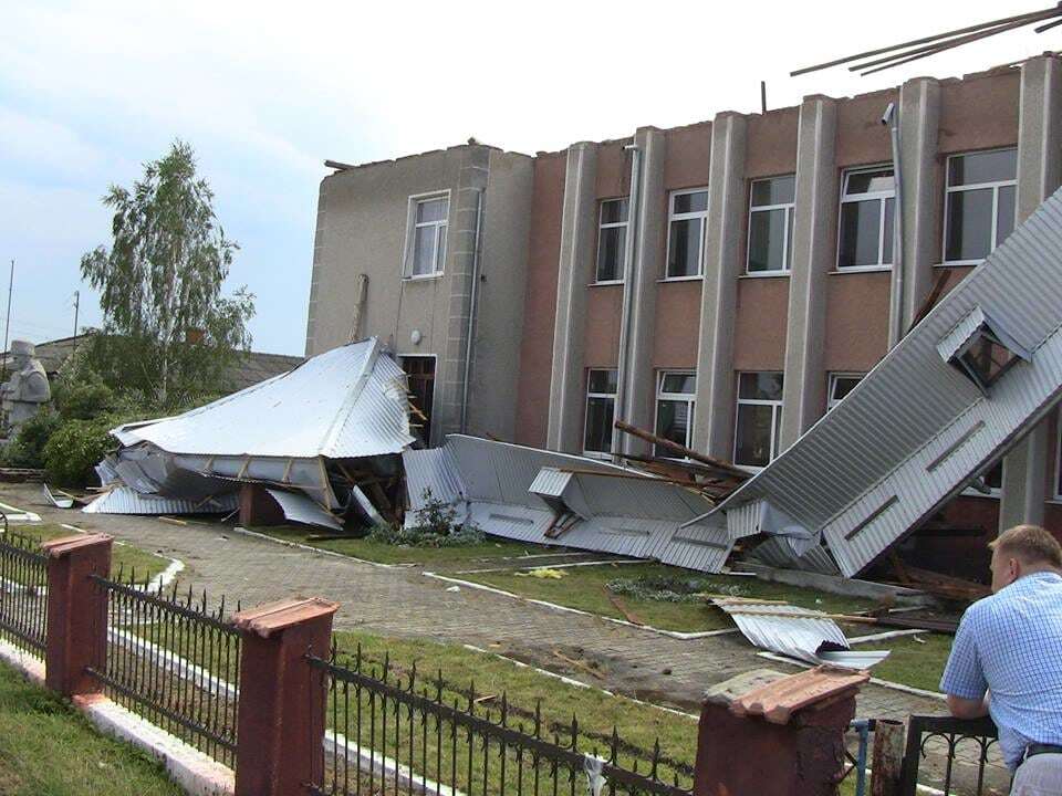 Зривало дахи: на Прикарпатті відбувся сильний ураган