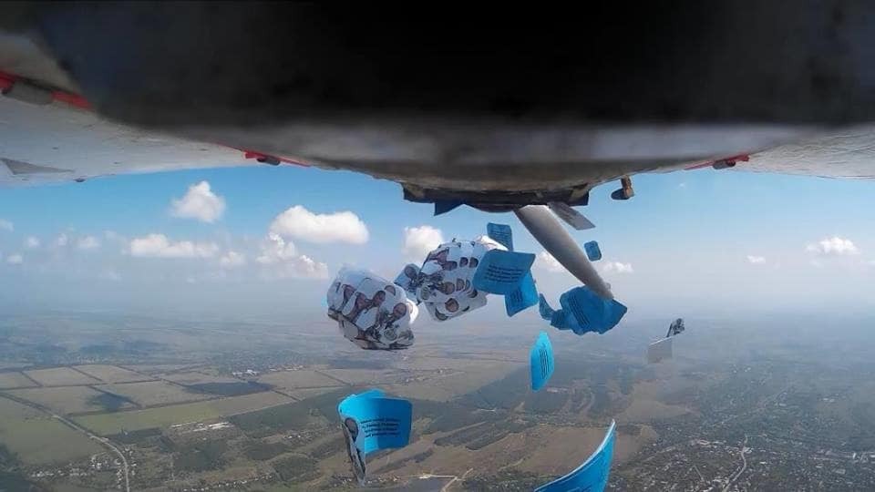 На оккупированный Донбасс с неба упали листовки с Путиным и Плотницким в "обычной" позе