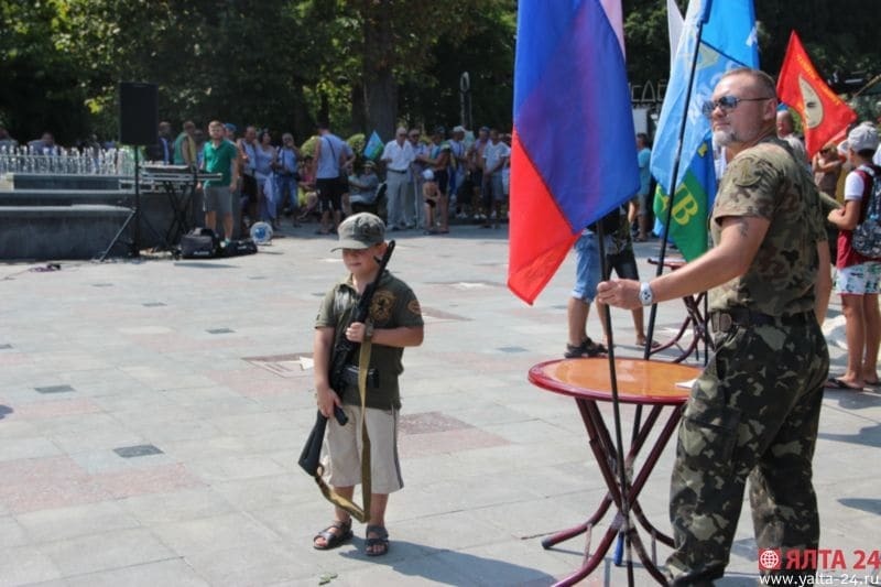 Смертельная кукла, "обожженные" пятки и горла: Россия громко отметила День ВДВ. Фоторепортаж