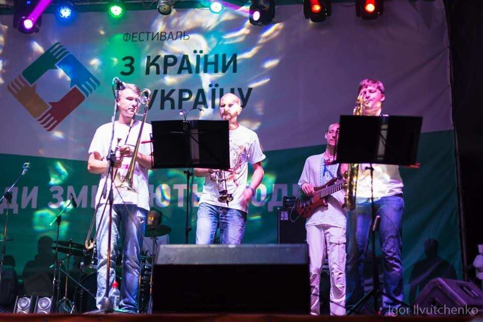 Фестиваль "З країни в Україну" завершился в Мариуполе и Бердянске грандиозными концертами
