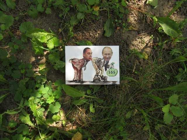 На окупований Донбас з неба впали листівки з Путіним та Плотницьким у "звичайній" позі