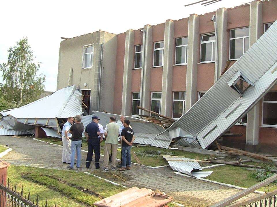 Зривало дахи: на Прикарпатті відбувся сильний ураган