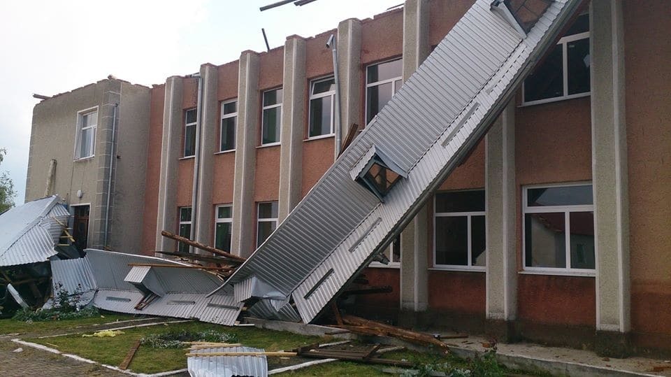 Зривало дахи: на Прикарпатті відбувся сильний ураган