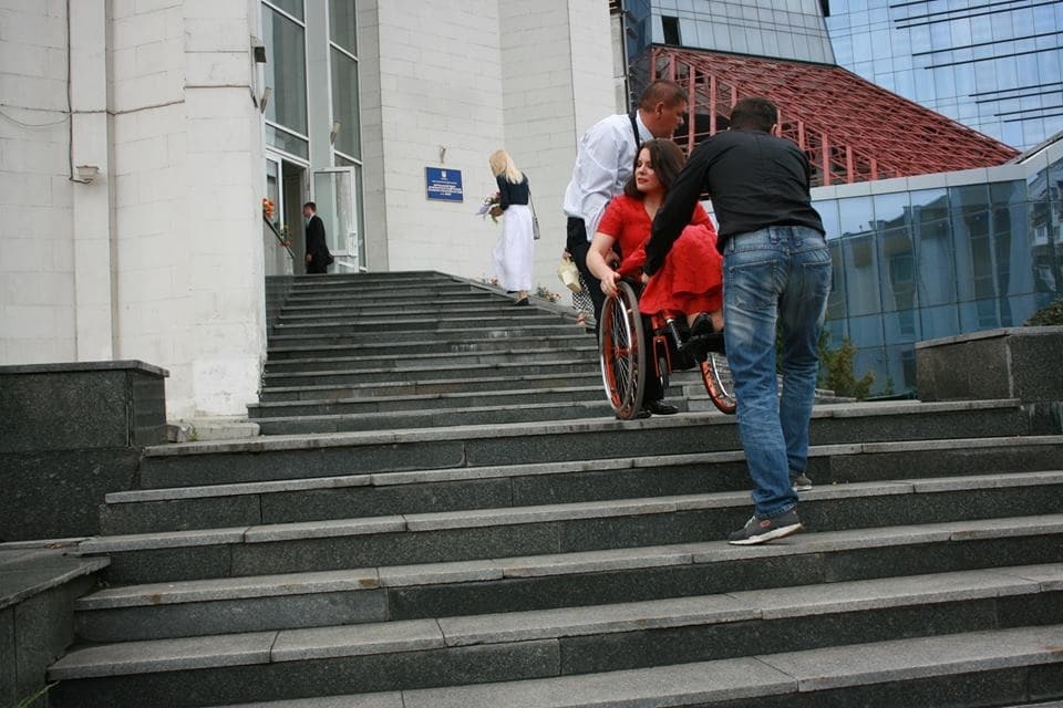 У мережі розповіли, як дівчата на інвалідних візках не могли потрапити до РАЦСу Києва