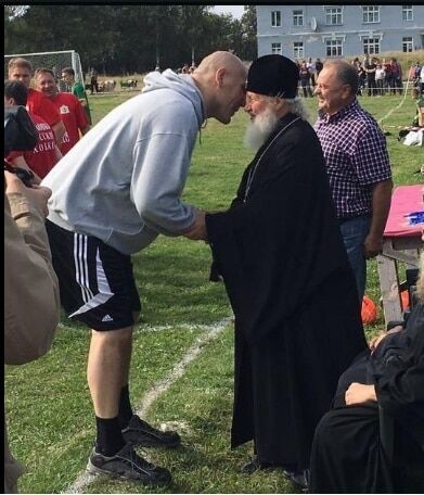 "Потянуло к корням": Валуев и патриарх Кирилл сыграли в футбол на Соловках