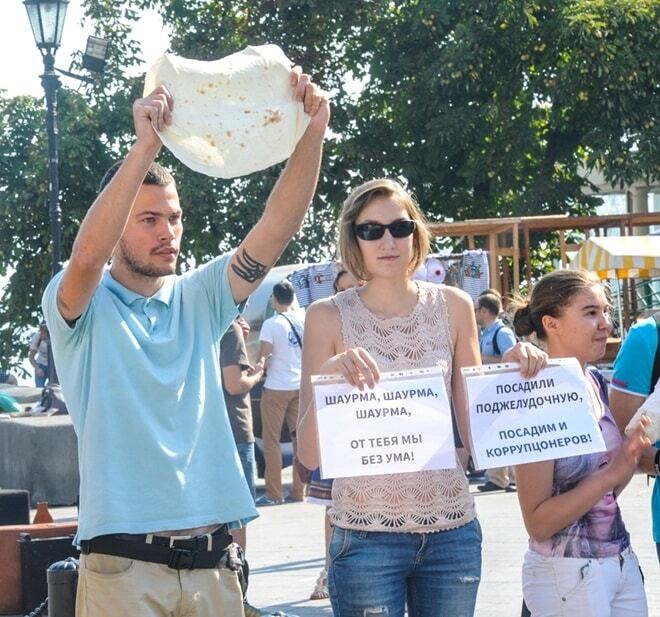 "За кебаб и за айран разорвем врагов мы в хлам": в Одессе провели акцию в защиту шаурмы. Фоторепортаж