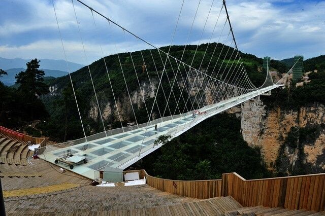 В Китае открыли самый высокий и самый длинный стеклянный мост в мире. Опубликованы фото, видео