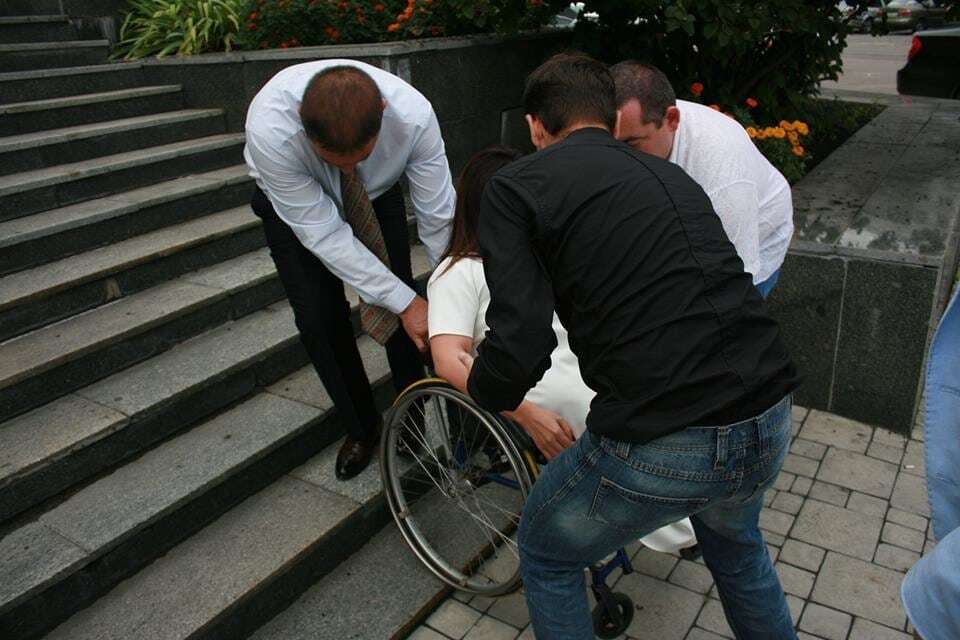 "Не предупредили": в сети рассказали, как девушки на инвалидных колясках не могли попасть в ЗАГС Киева. Опубликованы фото