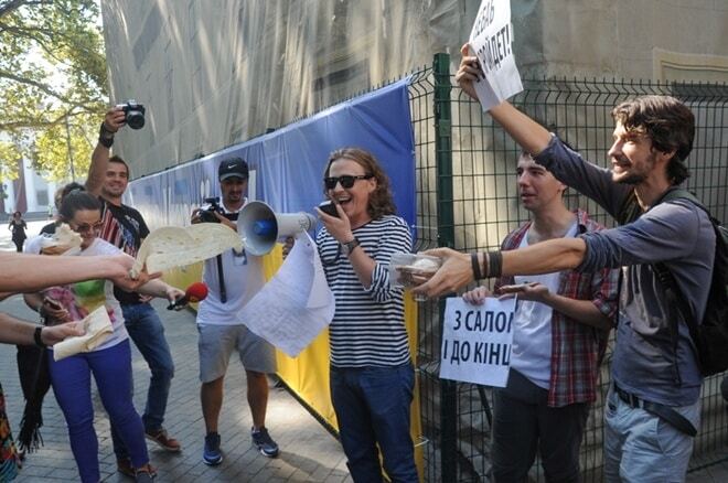 "За кебаб и за айран разорвем врагов мы в хлам": в Одессе провели акцию в защиту шаурмы. Фоторепортаж