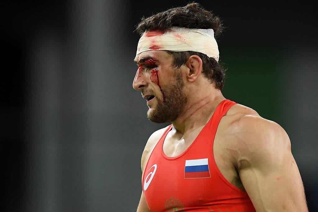 Российскому борцу в финале Олимпиады разбили голову и лишили "золота": кровавые фото