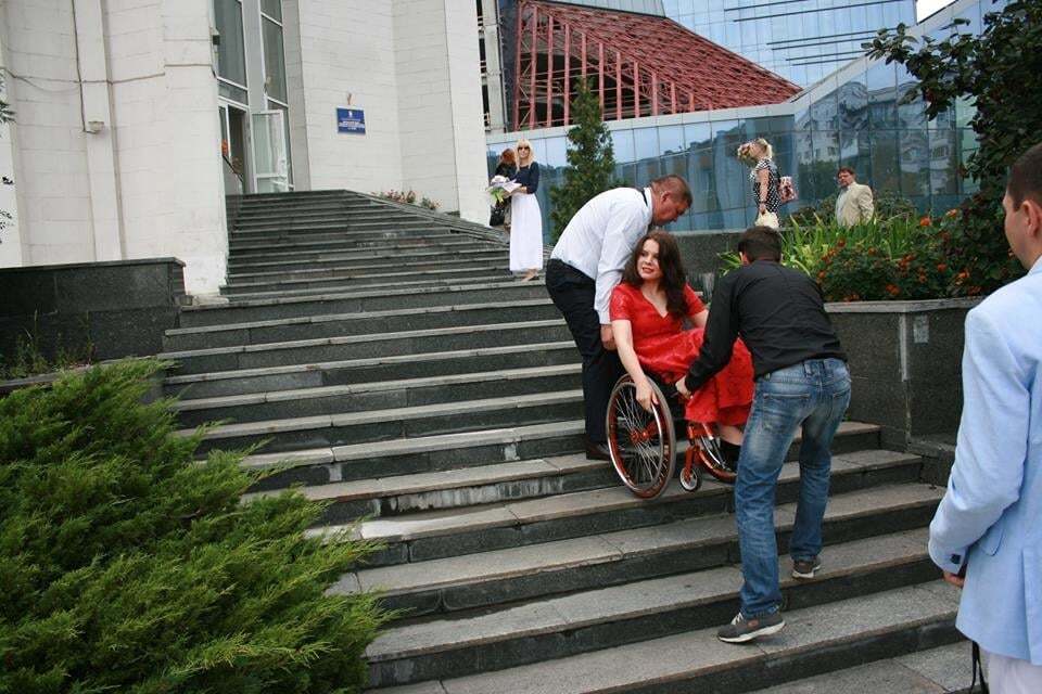 "Не предупредили": в сети рассказали, как девушки на инвалидных колясках не могли попасть в ЗАГС Киева. Опубликованы фото
