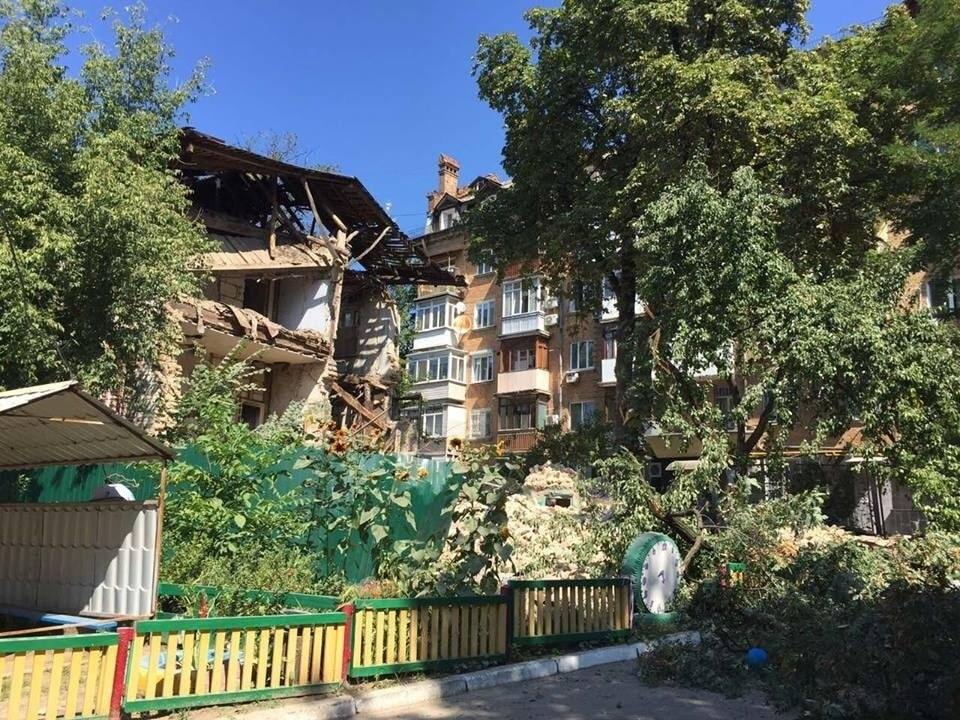 Посреди Киева рухнул дом