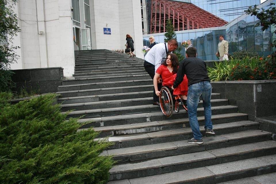 У мережі розповіли, як дівчата на інвалідних візках не могли потрапити до РАЦСу Києва