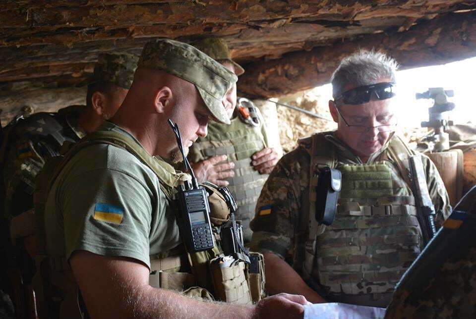 Враг наглеет, даем отпор: Муженко посетил воинов АТО на линии разграничения. Опубликованы фото
