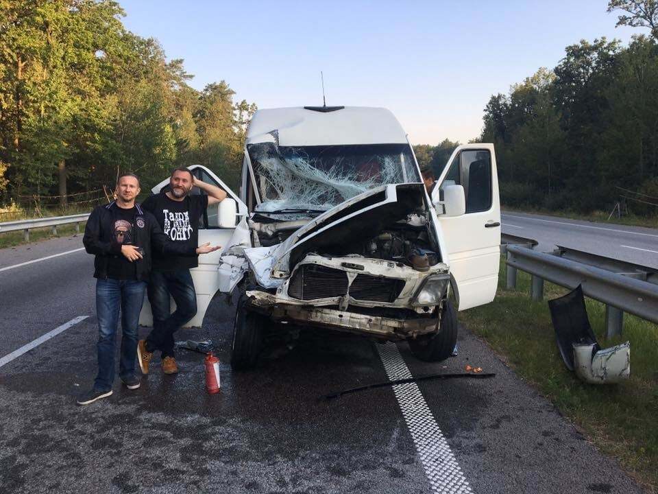 Водій заснув під час руху: відомі українські музиканти потрапили в аварію