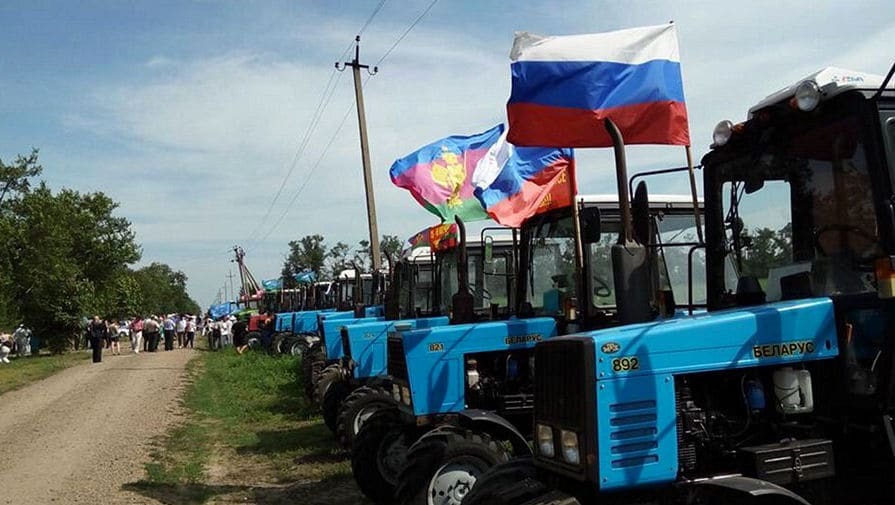 "На Москву!" К Путину выдвинулся "тракторный марш"