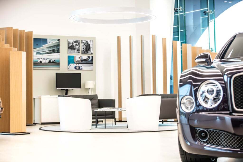 Крутость зашкаливает: самый большой и роскошный автосалон в мире от Bentley. Фото и видео