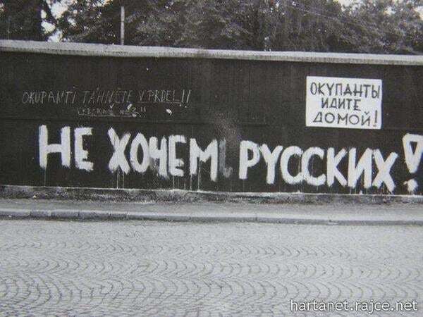 "Идите домой, российские собаки, водки нет!" В сети напомнили кровавое вторжение Москвы в Чехословакию. Фоторепортаж