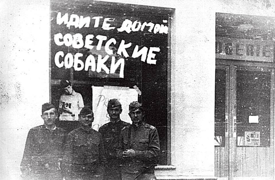 "Идите домой, российские собаки, водки нет!" В сети напомнили кровавое вторжение Москвы в Чехословакию. Фоторепортаж