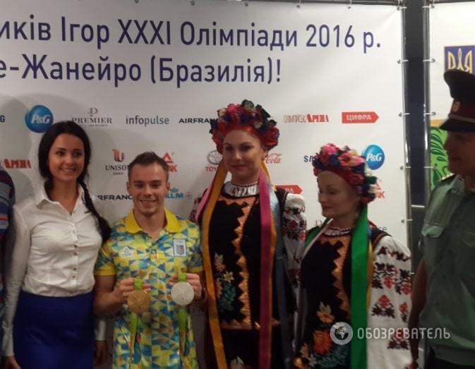 Оркестр, шампанське і гімн України: олімпійському чемпіону Верняєву влаштували в Києві неймовірну зустріч