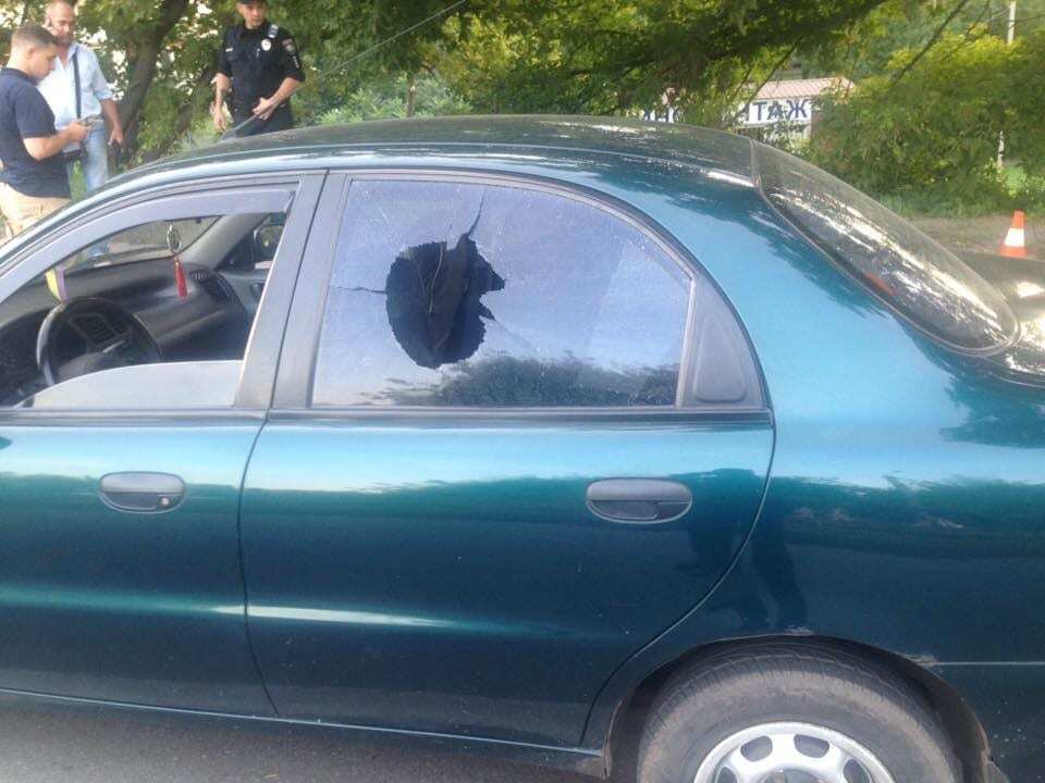 В Харькове пьяный мужчина в камуфляже стрелял в такси из автомата. Опубликованы фото