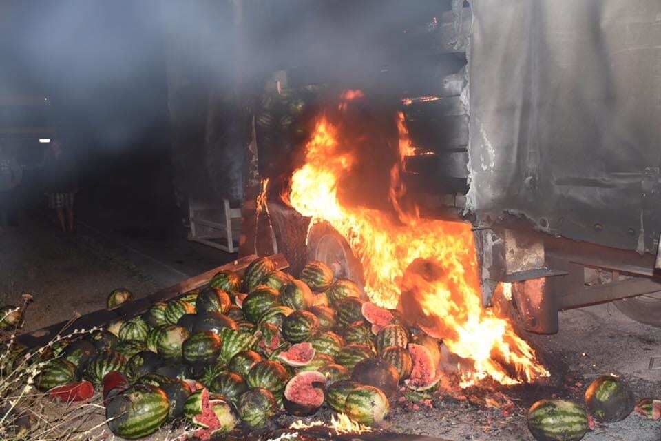 "Так и врага победим": под Херсоном горящую фуру тушили арбузами. Опубликованы фото