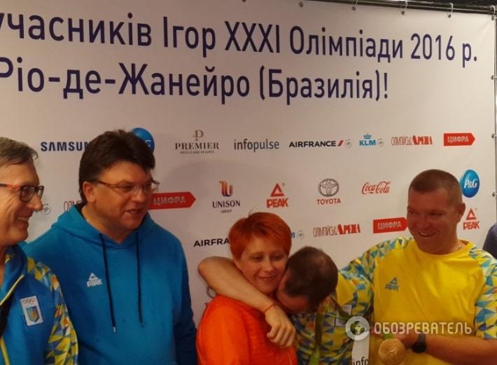 Оркестр, шампанське і гімн України: олімпійському чемпіону Верняєву влаштували в Києві неймовірну зустріч