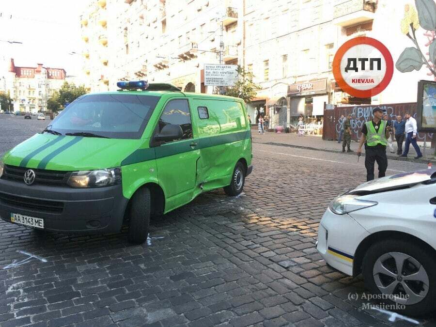 На перекрытой улице в Киеве патрульные протаранили инкассаторскую машину: фотофакт