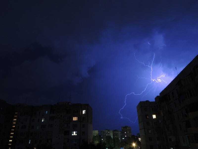 Ночная гроза в Одессе: в сети появились завораживающие фото молний